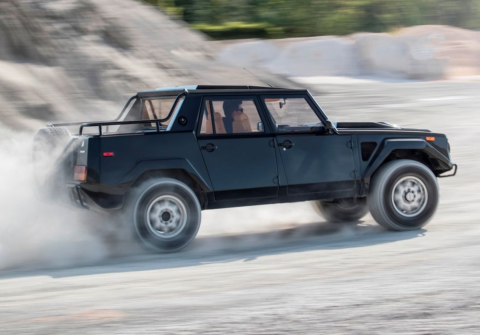 Trzeba przyznać, że choć Lamborghini LM002 jest ciężki, szybki i luksusowy, to jego właściwości terenowe też są niczego sobie. Prześwit wynosi 300 mm, mechanizmy różnicowe mają szpery, a centralny można zablokować. Auto wyposażono w synchronizowany reduktor, który można włączyć podczas jazdy. Potężne ogumienie o rozmiarze 325/65 R17 przygotowała specjalnie do tego modelu firma Pirelli. Jest dostosowane do wysokich prędkości (do 240 km/h), choć ma także terenową rzeźbę bieżnika.