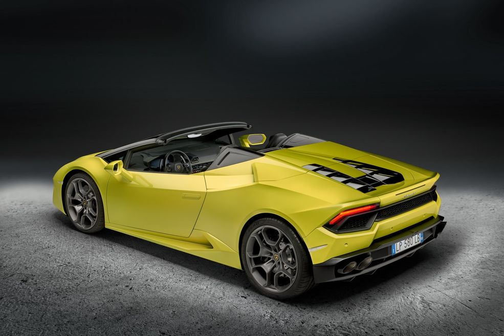 Moc silnika V10 to 580 KM, co daje bardzo dobry współczynnik masy do mocy wynoszący 2,6 kg. Auto waży tylko 1509 kg, przyspieszenie do 100 km/h zajmuje 3,6 s, a prędkość maksymalna została określona na 319 km/h. Maksymalny moment obrotowy jednostki to 540 Nm, ale producent podaje, że w pełnym zakresie obrotów od 1000 do czerwonego pola silnik osiąga 405 Nm, czyli 75 proc. wartości maksymalnej. Warto zaznaczyć, że w tym modelu zastosowano system wyłączania części cylindrów z pracy przy niskim obciążeniu. Gdy kierowca zdejmie nogę z gazu lub podróżuje ze stałą prędkością i niskim obciążeniem, pięć z dziesięciu cylindrów nie dostaje mieszanki.