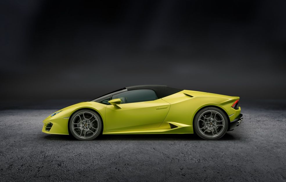 Jak przystało na rasowego Spydera, Lamborghini Huracán RWD otrzymał miękki dach w kolorze czarnym. Można go otworzyć w czasie 17 sekund nawet podczas jazdy z prędkością do 50 km/h. Profil samochodu jest nieco inny niż w odmianie zamkniętej, a zatem w nadwoziu pojawiło się kilka otworów i detali mających na celu optymalizację napełniania jednostki napędowej powietrzem oraz przepływ powierza wokół nadwozia. Co ciekawe, w miękkim dachu można elektrycznie opuścić tylną szybkę, aby lepiej słyszeć charakterystyczny dźwięki 5,2-litrowego V10.