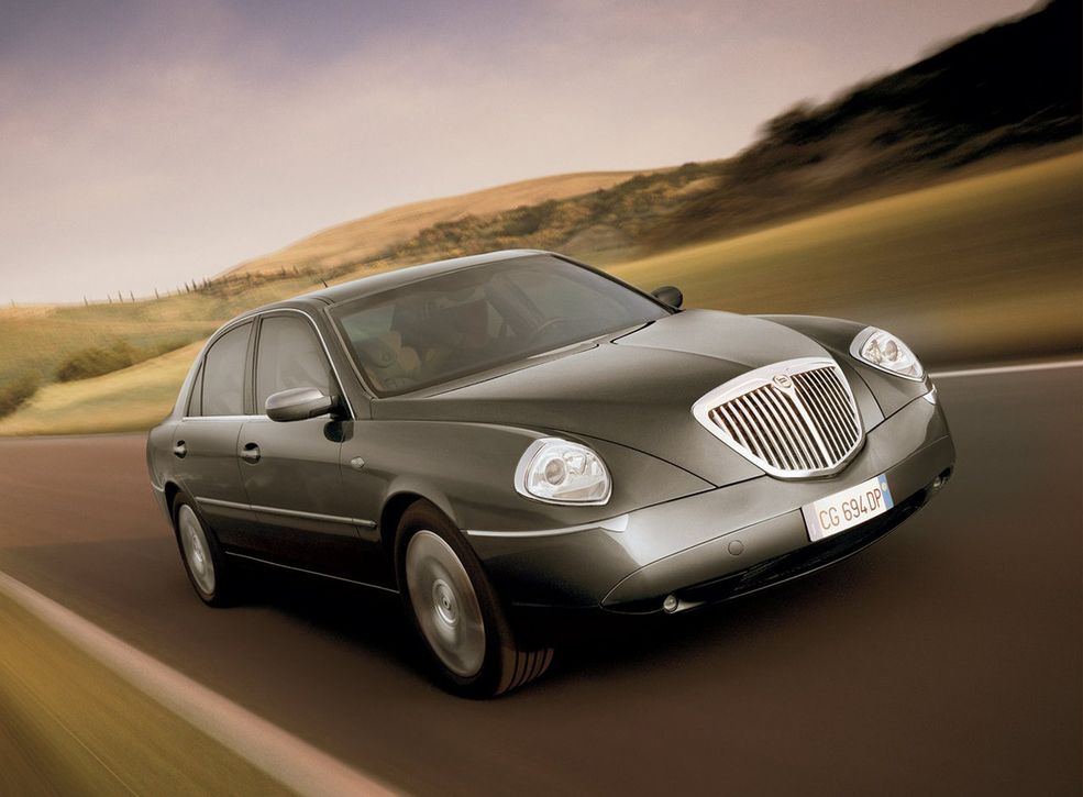 Lancia Thesis Thesis to limuzyna stworzona z kobiecą subtelnością, jeśli chcecie mieć coś bardziej rasowego - lepszym wyborem dla Was będzie jej kuzynka Alfa Romeo 166.