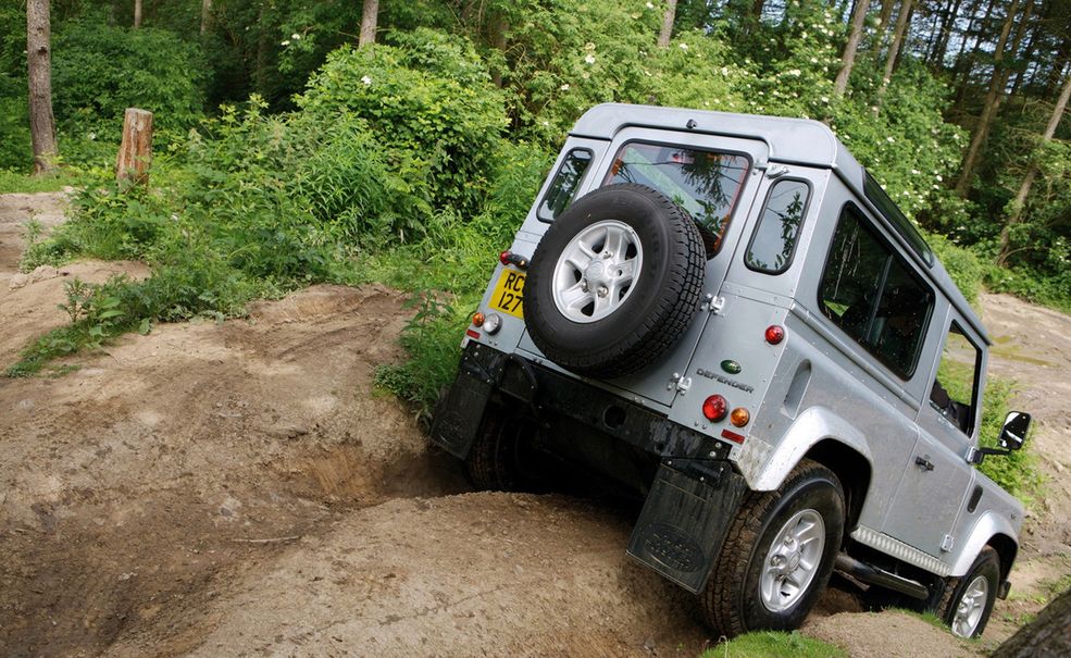 Land Rover Defender (fot. widewallpapers.net)