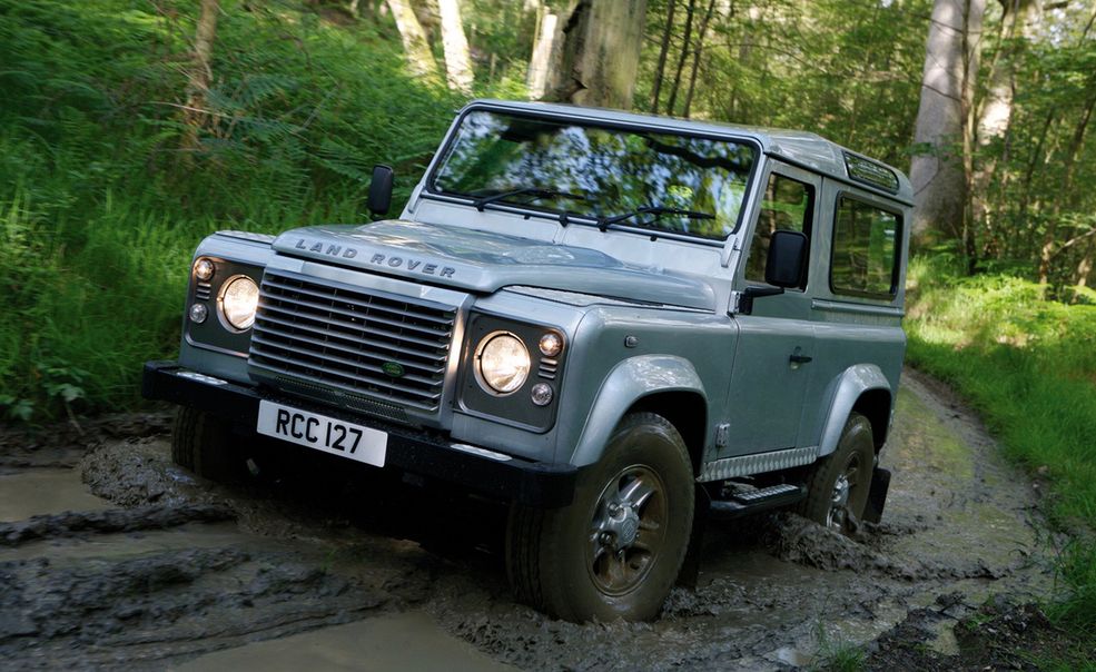 Land Rover Defender (fot. widewallpapers.net)