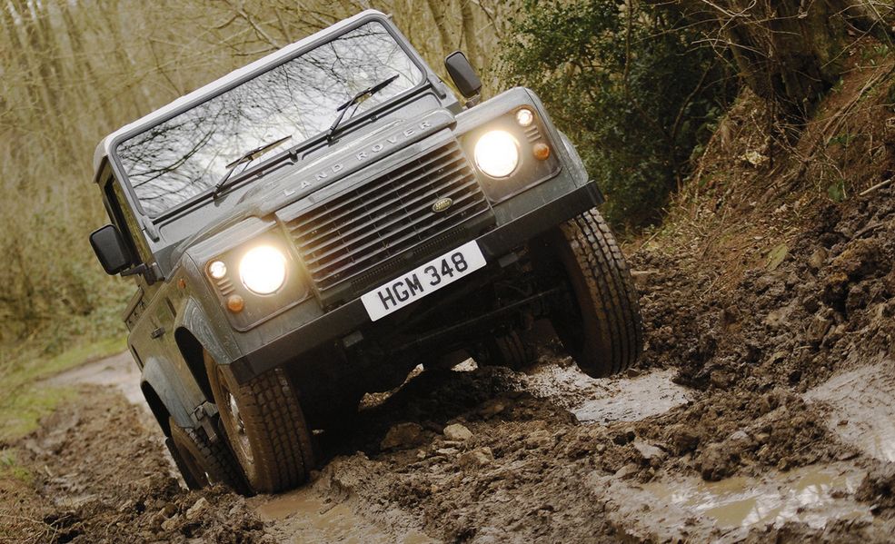 Land Rover Defender (fot. widewallpapers.net)