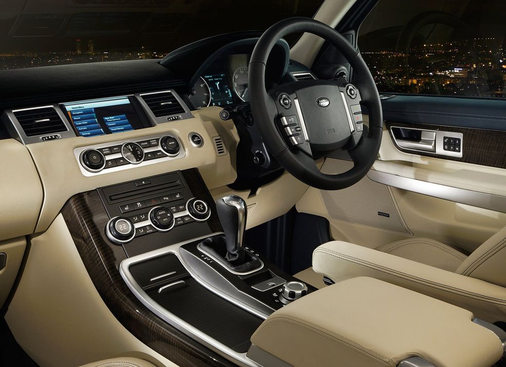 Land Rover Range Rover Sport Drewno, skóra i aluminium. Wnętrze nowego Ragea Sport zyskało na jakości, nie widać tu paskudnych plastików montowanych w aucie sprzed faceliftingu