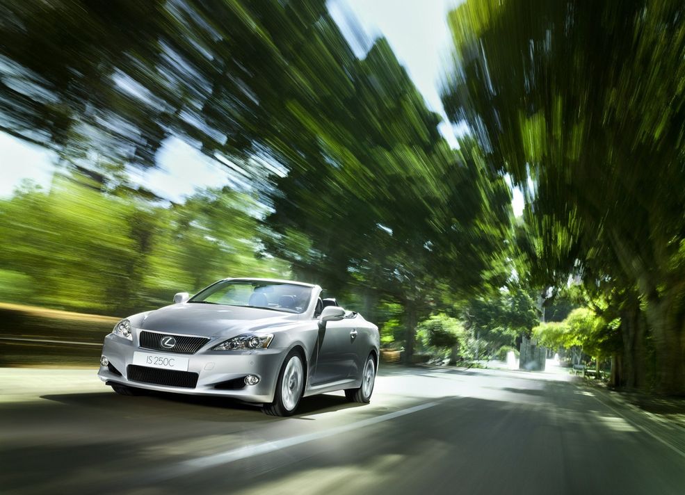 Lexus IS250C
Zawsze chciałem mieć Lexusa z hardtopem, od dziś moje marzenie zostało spełnione. Otwieram dach, czuje wiatr we włosach.