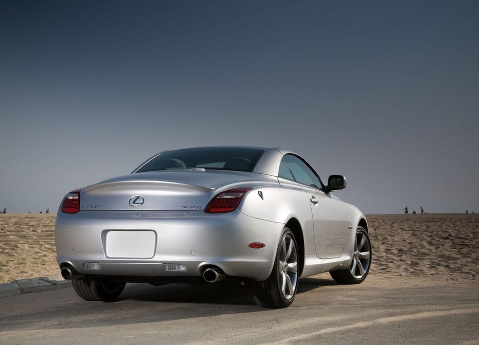 Lexus SC 430 Lexus SC430 to najbardziej bezpłciowe sportowe auto jakie nosiła nasza planeta. Jest nie tyle brzydki, co śmiertelnie nudny.