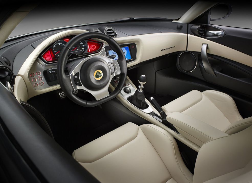 Lotus Evora Prostota i ekstrawagancja. Brytyjczycy wyrzucili zbędne przyciski skupiając się na dopracowaniu detali, co widać między innymi po klamkach