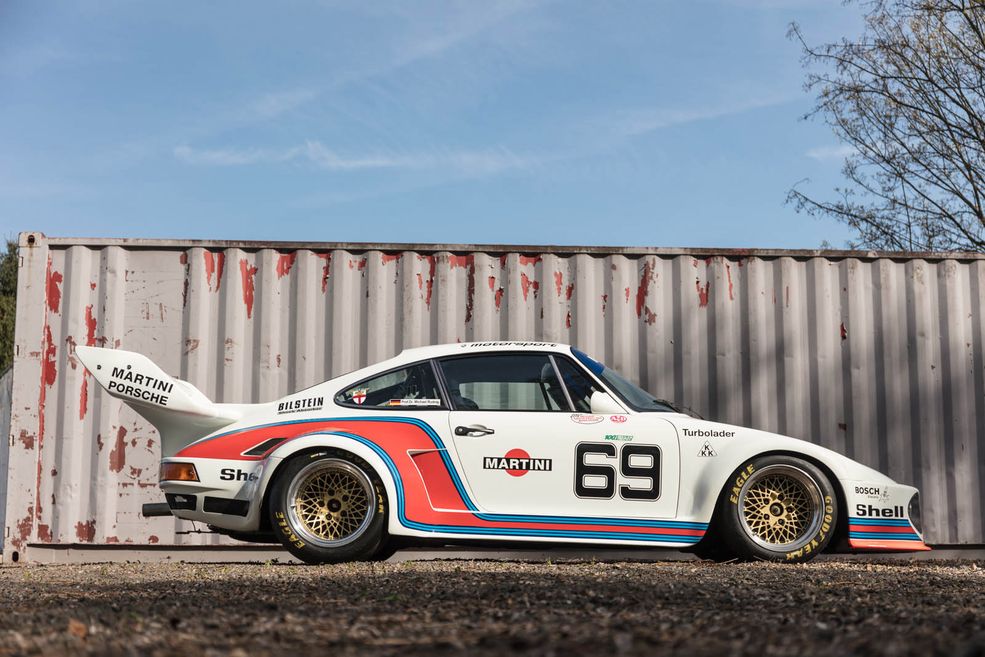 Pokazany tu egzemplarz z 1976 roku o numerze nadwozia 930 6700478 był własnością równie kultowego jak sam samochód zespołu Kramer Racing, a później sprzedano go w ręce prywatne – trafił do miłośnika marki Edgara "Mr. Porsche" Dörena. Był to bardzo spokojny okres dla tego auta do roku 2006, kiedy to postanowiono go odświeżyć i używać regularnie w wyścigach klasyków. Co interesujące, auto spełnia wymogi stawiane w motorsporcie w latach 70. jak i współczesne.