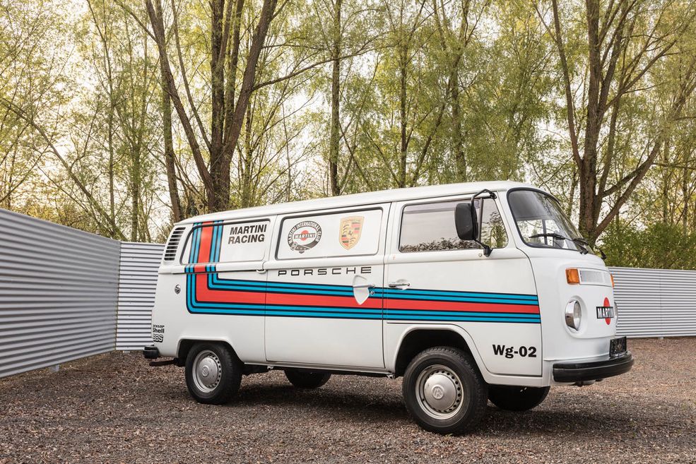 O tym samochodzie wiadomo niewiele, ale jedno jest pewne – to nie jest bus serwisowy zespołu Kramer Racing i te auta łączy głównie malowanie. Volkswagen T2 Transporter pochodzi z 1977 roku.