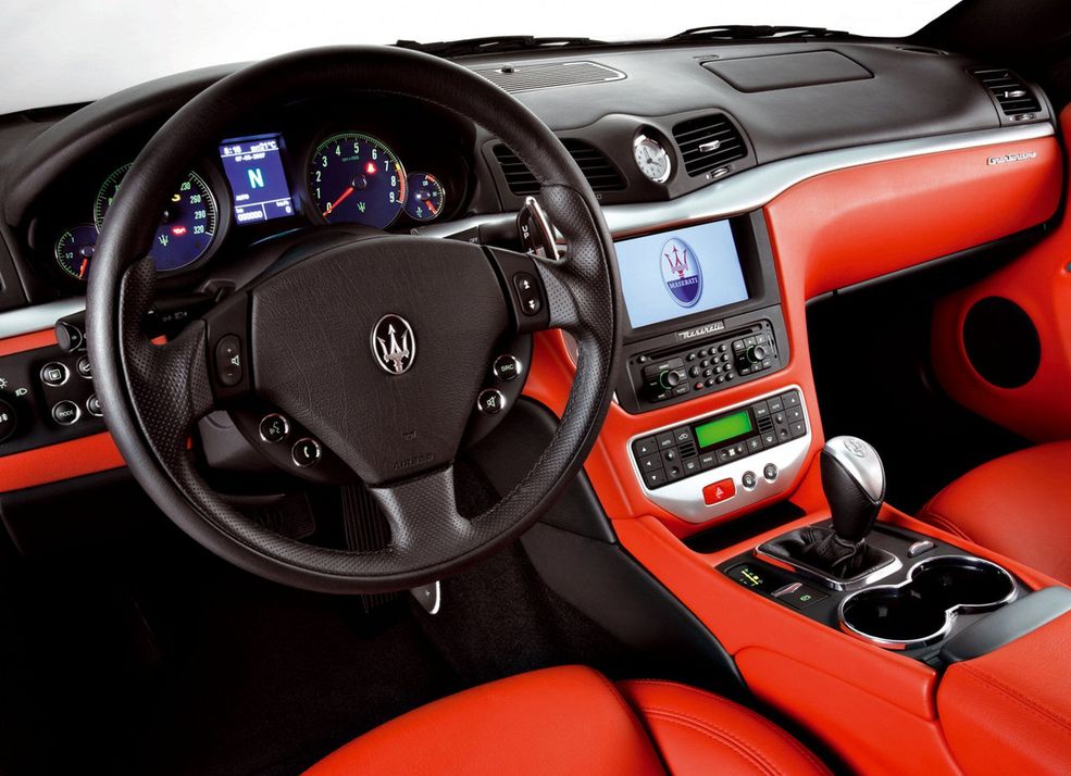 Maserati GranTurismo Wściekła czerwień i kilka kwadratowych przycisków. Luksus, sport i odrobinę kiczu, to musi być Maserati