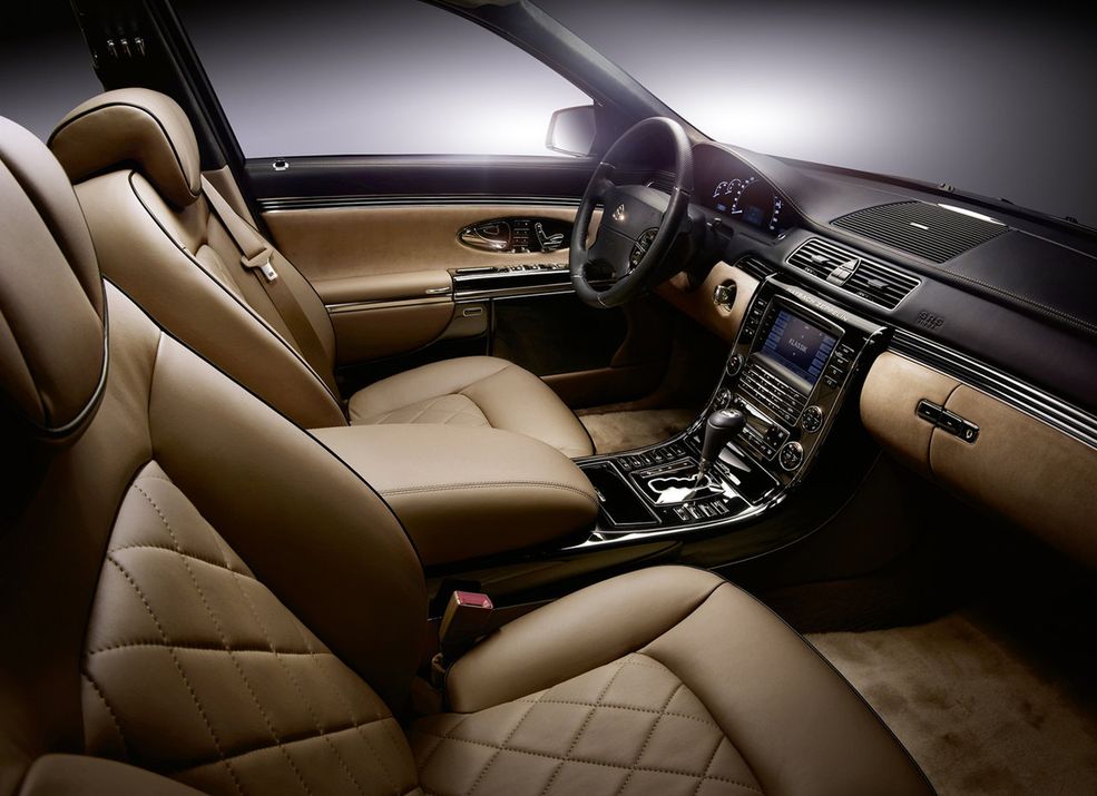 Maybach Zeppelin Wnętrze Maybacha jest niezwykle wysmakowane, dzięki wszechobecnej skórze i czarnym drewnie
