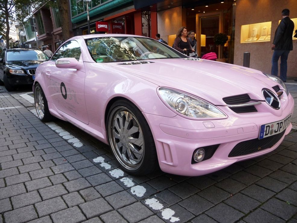 Różowe samochody sportowe Mercedes SLK 55 AMG