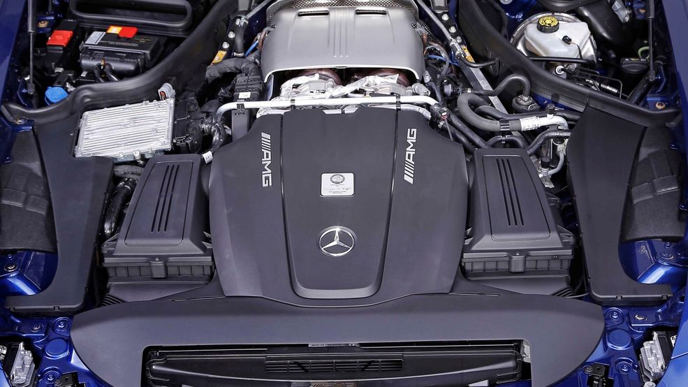 4-litrowy silnik V8 biturbo w wersji fabrycznej generuje maksymalną moc 585 KM i moment obrotowy 700 Nm. Tuner obiecuje parametry na poziomie 612 KM i 840 Nm. Jak widać, więcej nie zawsze oznacza szybciej. Tu mowa o sprincie do 100 km/h. Natomiast lekka nadwyżka mocy pozwala osiągnąć wyższą prędkość maksymalną pomimo większego skrzydła.