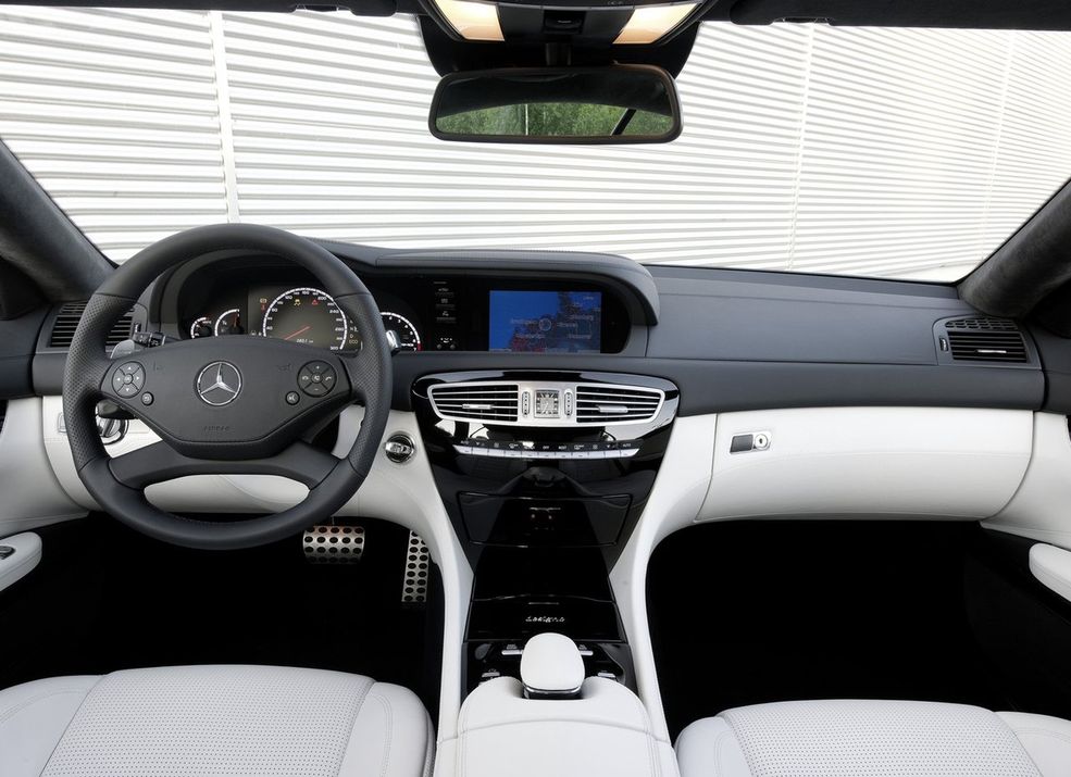 Mercedes-Benz CL63 AMG Aż trudno uwierzyć, że wnętrze niemieckiego samochodu może być tak wysmakowane.