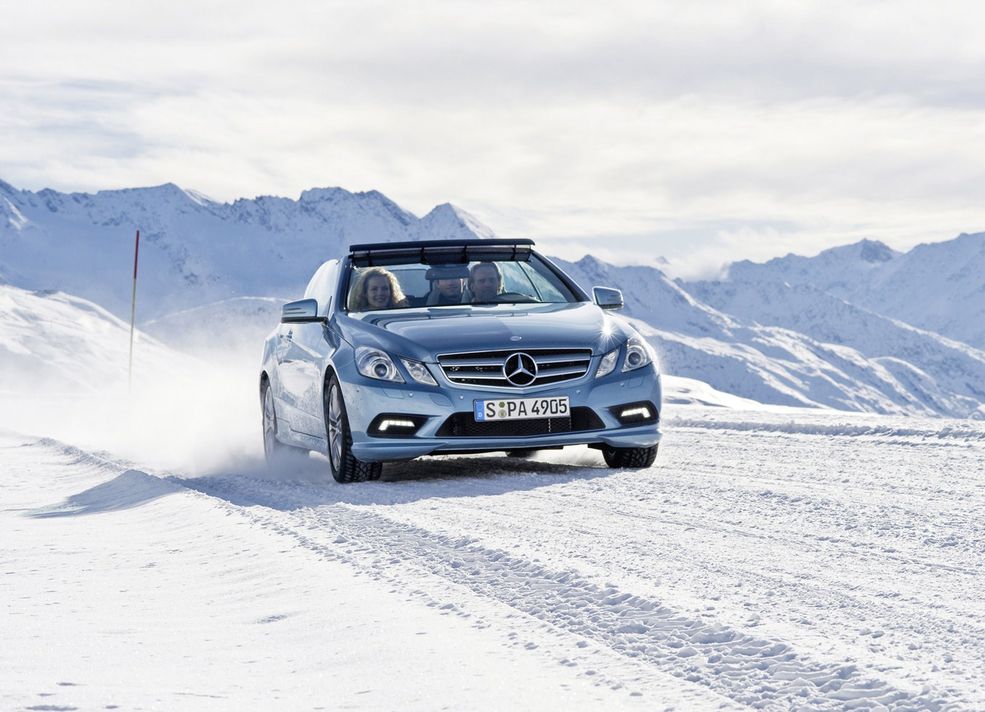 Mercedes-Benz E-Class Cabriolet Mimo, że na zewnątrz temperatura sięga -15 stopni Celcjusza, a my z otwartym dachem rozkoszujemy się ciszą i ciepłem. Właśnie na takie grymasy pozwala Mercedes E-Cabrio. Siedzieć w środku, a jednocześnie czuć się jak na zewnątrz.