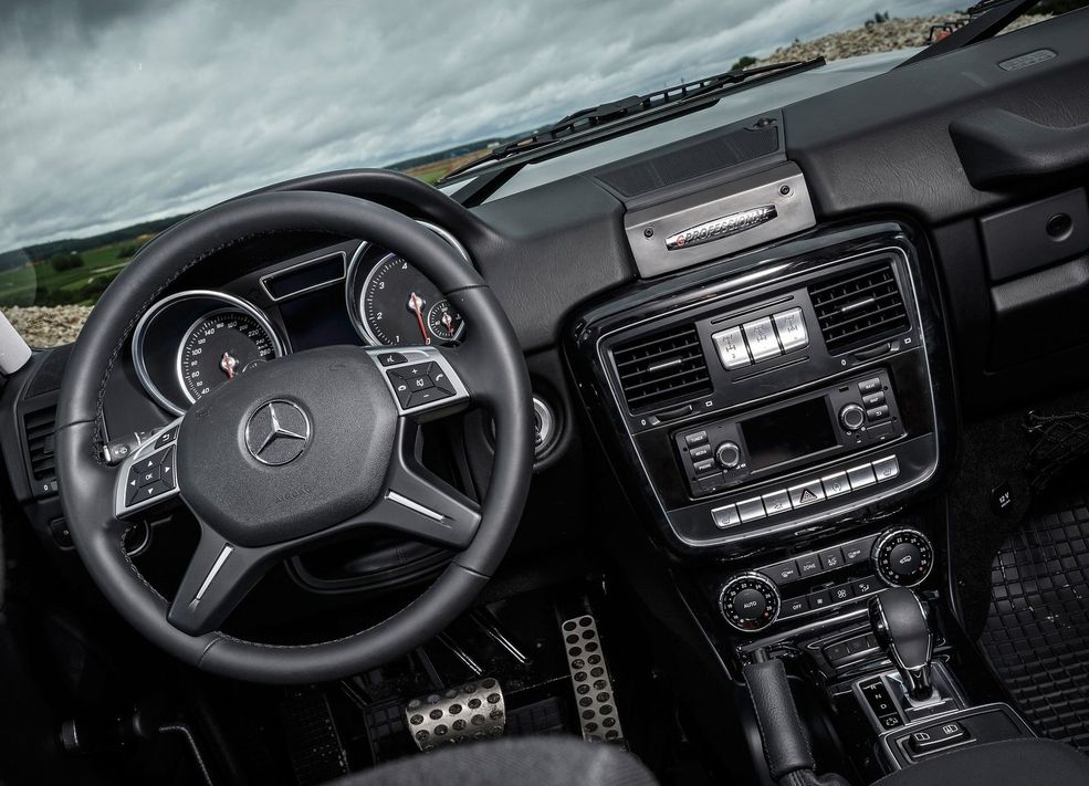 Również deska rozdzielcza zdradza, że nowy Professional ma więcej wspólnego z SUV-em niż klasyczną, terenową Gelendą.