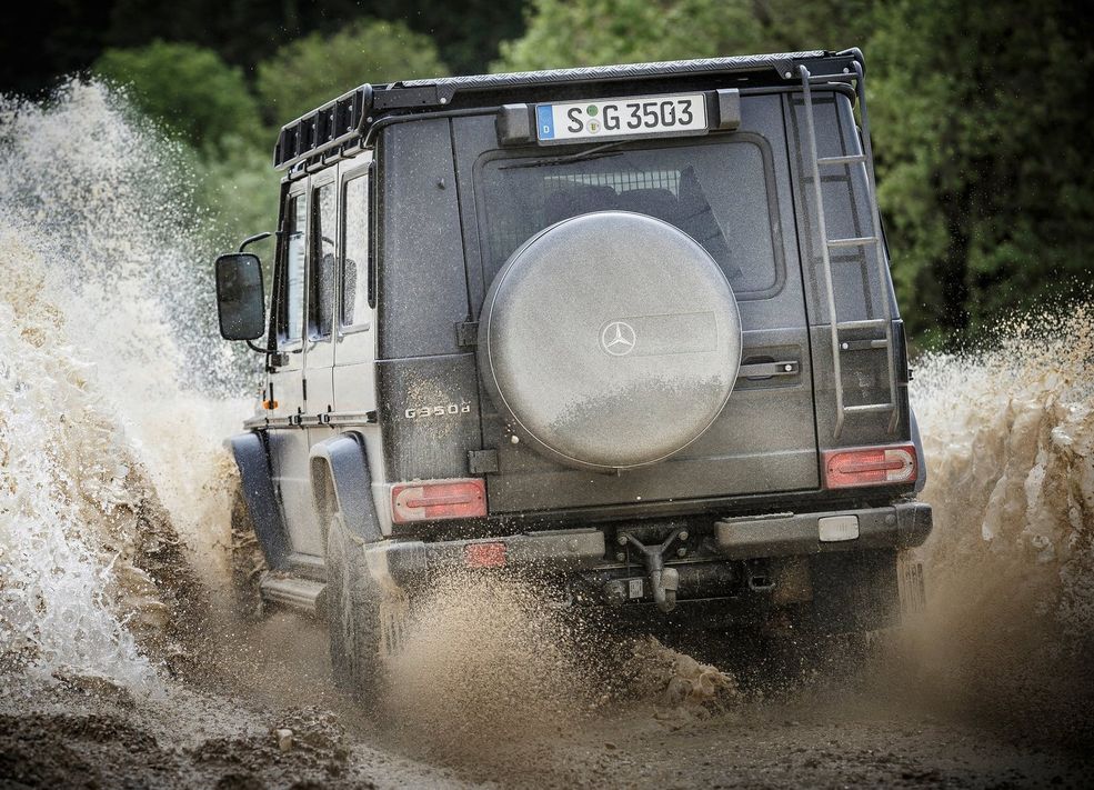 Jej możliwości terenowe są ogromne za sprawą podniesionego zawieszenia, które generuje prześwit 245 mm i terenowego ogumienia AT o rozmiarze 265/70 R16.