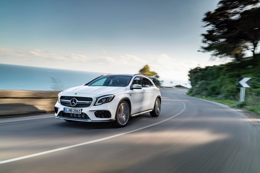 Jedyna nowa wersja tego modelu to GLA 220 4MATIC z benzynowym motorem o mocy 184 KM. Jest to wypełnienie dość dużej luki pomiędzy GLA 200 a GLA 250.