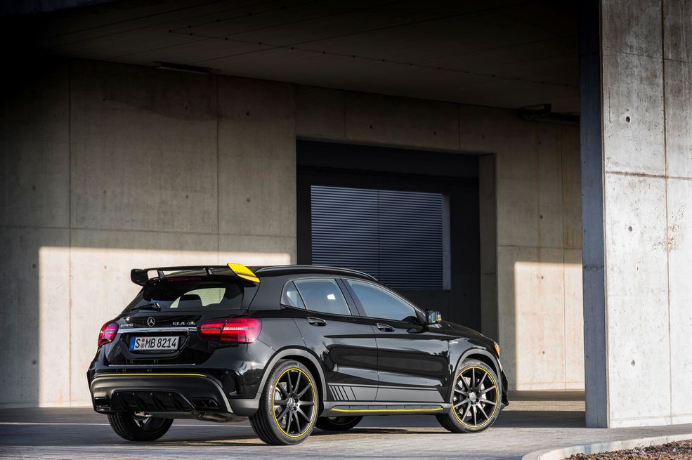 Przestylizowano delikatnie także wersję topową - AMG GLA 45 4MATIC. Poprawiono aerodynamikę celem zwiększenia odporności na podmuchy wiatru i poprawy współczynnika oporu powietrza. Teraz wynosi on 0,33. Ostrzejszy pas przedni dodaje autu charakteru, a zmieniony kształt wlotów powietrza do komory silnika z jednej strony poprawia jej napełnianie, a z drugiej generuje mniej zaburzeń przepływu. Nowy kształt tylnego spojlera poprawia zachowanie samochodu przy wysokich prędkościach.