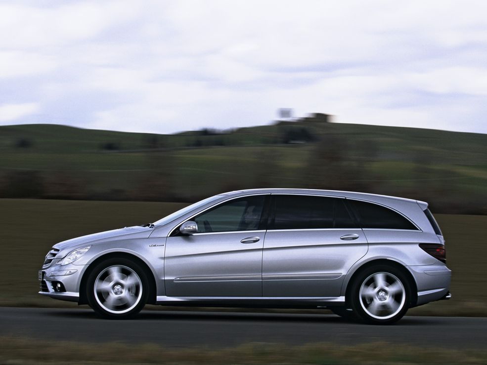 Mercedes R63 AMG
Jeśli myślicie, że tylko wy nie potraficie zdecydować się między wyborem czegoś sportowego, praktycznego, a jedocześnie pojemnego i wygodnego, nie martwcie się – Mercedes miał ten sam dylemat. Trudno bowiem jednoznacznie określić, czym jest Klasa R.
Dziecko nieudanego małżeństwa minivana i kombi nie tylko utrzymało się na rynku aż 8 lat, ale doczekało się także topowej odmiany AMG. Choć wygląda niepozornie, to pod maską kryje 6,2-litrowe (wolnossące!) V8 generujące 510 KM. Ponad 2-tonowy kolos rozpędzał się do 100 km/h w 5 sekund. Jego dużym atutem jest także fakt, że zabierze na pokład 6 osób (w zwykłej wersji nawet 7). Całość sprawia, że Klasa R może w przyszłości być ciekawym i egzotycznym klasykiem.