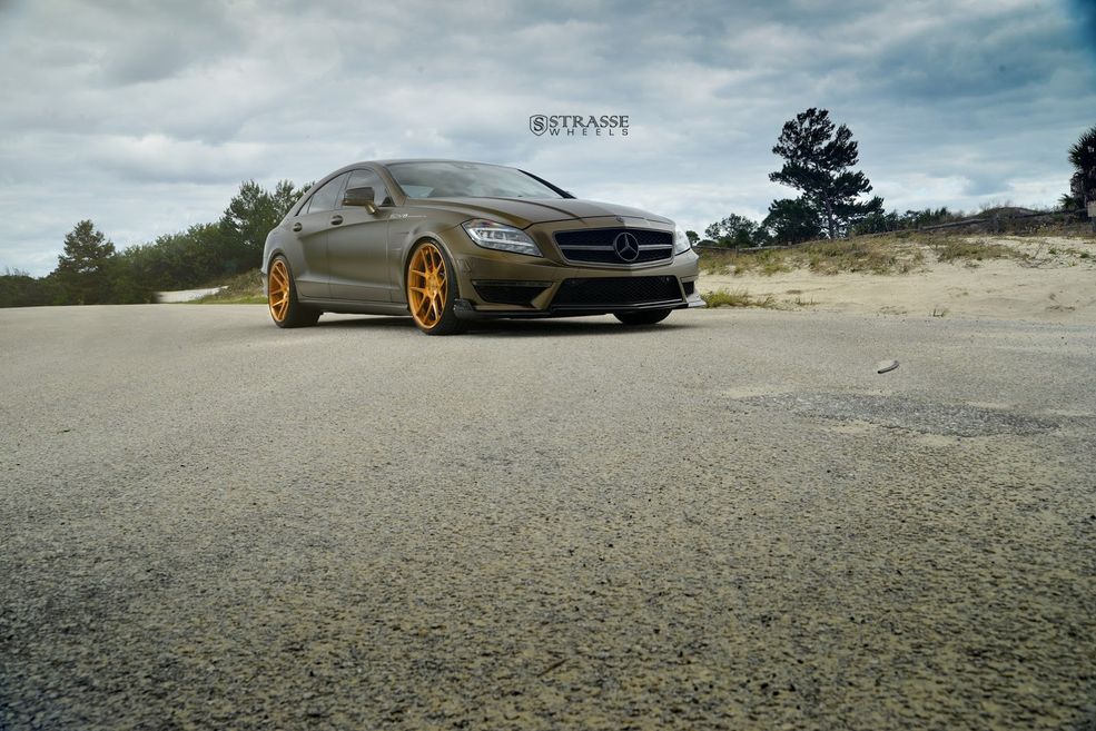 Mercedesa CLS 63 AMG pod kątem wizualnym i mechanicznym przygotowała firma Renntech, zajmująca się zarówno tuningiem silników jak i wyposażeniem auta w zestawy spojlerów.