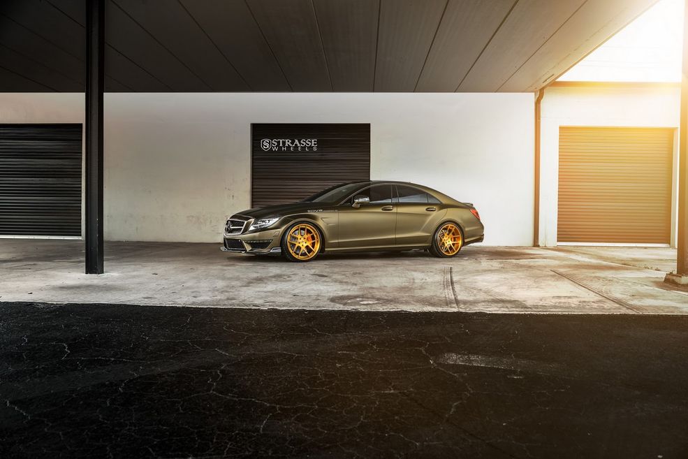 Co ciekawe, firma DV8 Motorsports znana jest głównie z tuningu pick-upów, ale teraz może pochwalić się również takim oto Mercedesem.