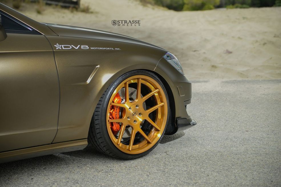 Dzieło takich firm jak Renntech i Strasse Wheels to wizytówka tunera z Florydy DV8 Motorsports Inc., choć prezentuje ją producent felg.