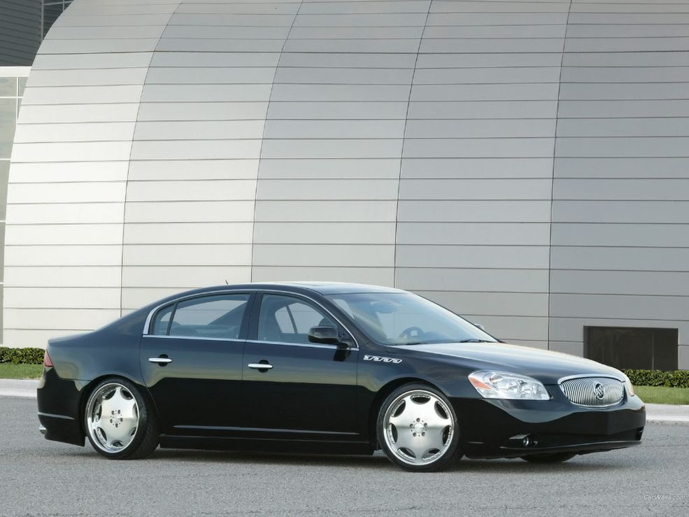 Buick Lucerne (fot. freedesktopwallpapers4u.com)