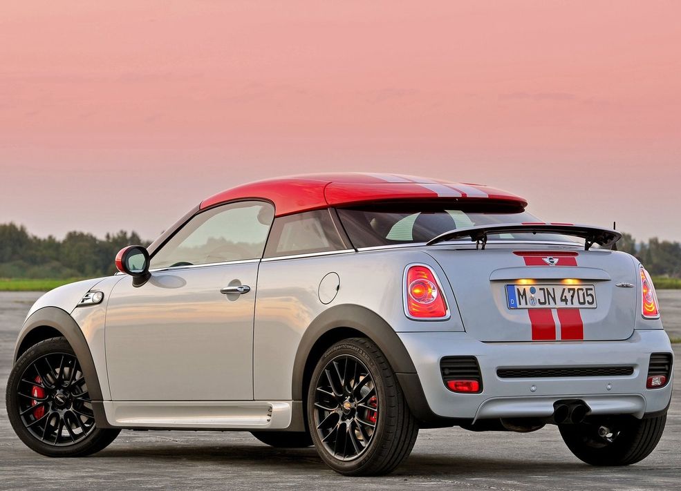 Wraz z premierą najnowszej generacji MINI Coopera stało się jasne, że dwie najmniej praktyczne i najmniej popularne wersje pożegnają się z rynkiem. MINI Coupe jest bardzo fajnym samochodem, ale rynkowo można go uznać za niewypał. Jest jeszcze w cenniku za 91 500 zł.