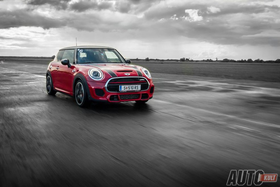 Co tu robi samochód z napędem na przód? Cóż, robi bałagan wśród wozów tylnonapędowych. To nie jest pierwszy lepszy hot hatch, tylko Mini JCW. Ma 231 KM, strzela z wydechu jak z karabinu i dysponuje zawieszeniem, które pozwala zawstydzić wielu pewnych siebie właścicieli samochodów tylnonapędowych.
Mini John Cooper Works - test
