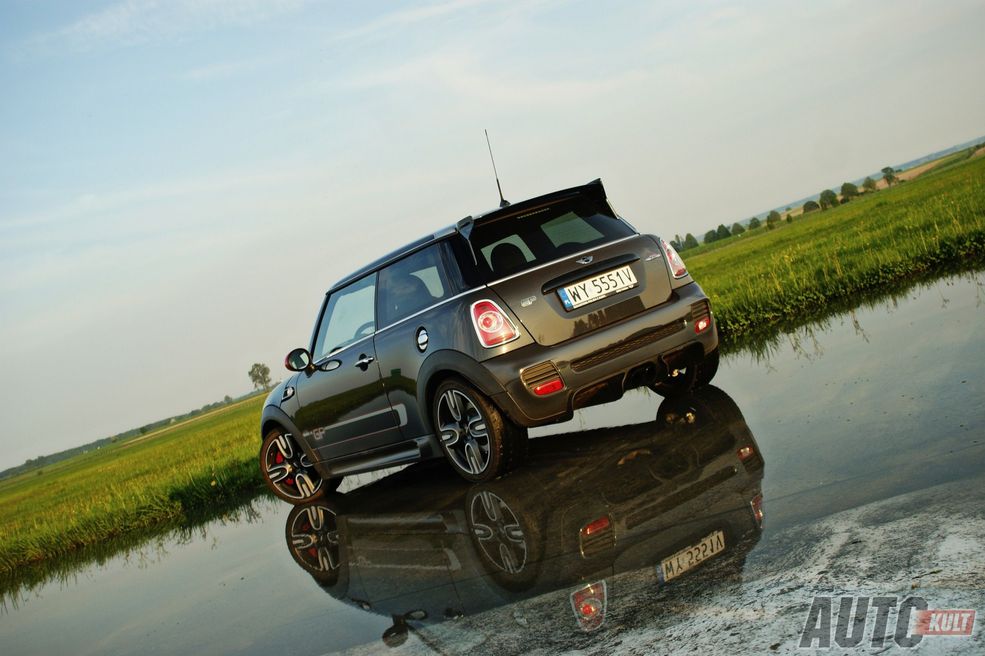 MINI JCW GP (1.6 T, 6 MT, 218 KM@6000, 280 Nm@1750, 0-100 km/h 6,3 s, 242 km/h)