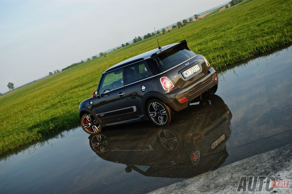MINI JCW GP (1.6 T, 6 MT, 218 KM@6000, 280 Nm@1750, 0-100 km/h 6,3 s, 242 km/h)