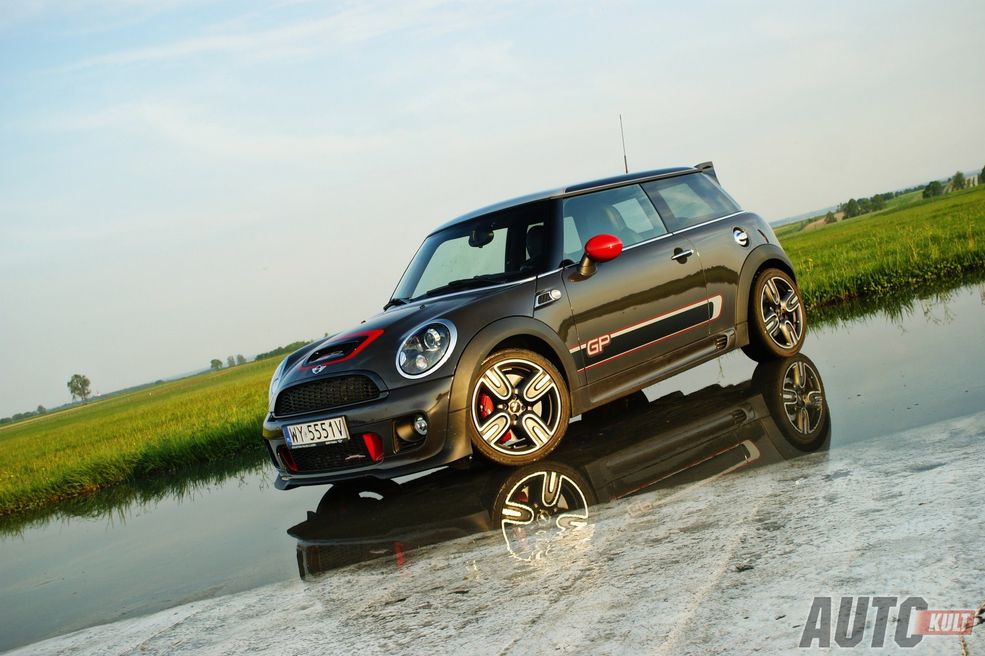 MINI JCW GP (1.6 T, 6 MT, 218 KM@6000, 280 Nm@1750, 0-100 km/h 6,3 s, 242 km/h)