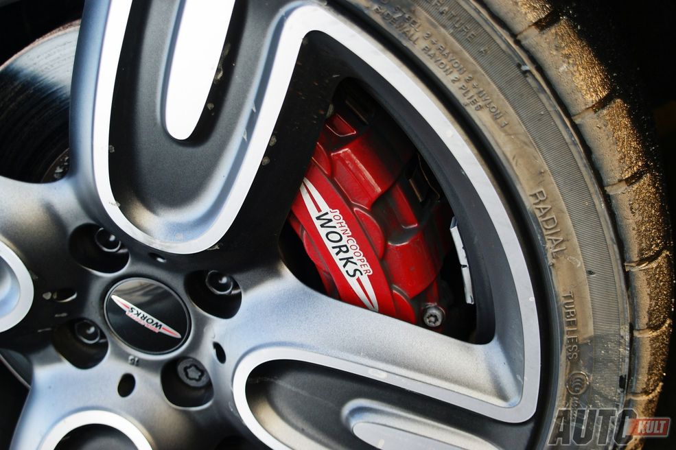 MINI JCW GP (1.6 T, 6 MT, 218 KM@6000, 280 Nm@1750, 0-100 km/h 6,3 s, 242 km/h)