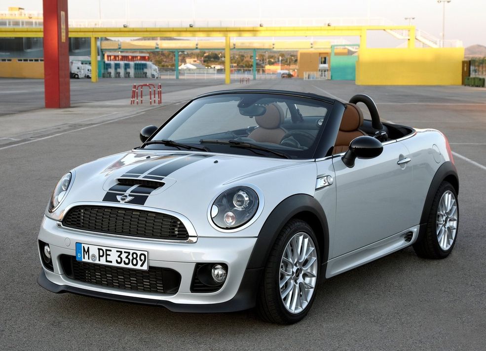 To samo można powiedzieć o wersji Roadster, która jest dokładnie tym samym modelem, ale ze składanym dachem. W cenniku MINI wciąż widnieje za 99 700 zł.
