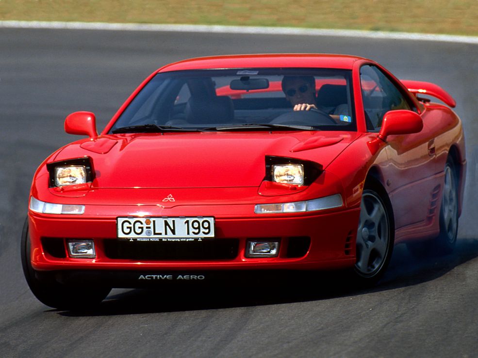 Podsterowność, podsterowność i jeszcze raz podsterowność... oto cecha Mitsubishi 3000 GT. Inżynierowie robili wszystko co mogli by poprawić jakość prowadzenia. Napęd na cztery koła to jedno, ale w topowej odmianie VR4 zastosowano również tylną oś skrętną. Był to jeden z pierwszych seryjnie produkowanych samochodów z aktywną aerodynamiką z przodu i z tyłu. Ruchome spojlery zmieniają swoje położenie przy 80 km/h.