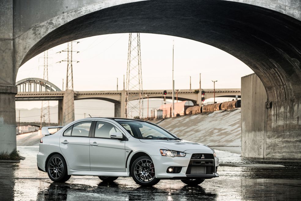 US-spec jest mocniejsza od wersji japońskiej, która legitymuje się mocą 295 KM. W Stanach Lancer Evo FE osiąga 305 KM mocy i 414 Nm momentu obrotowego. Jako że mechanicznie bazuje na specyfikacji podstawowej GSR, za przeniesienie mocy odpowiada 5-stopniowa przekładnia manualna.