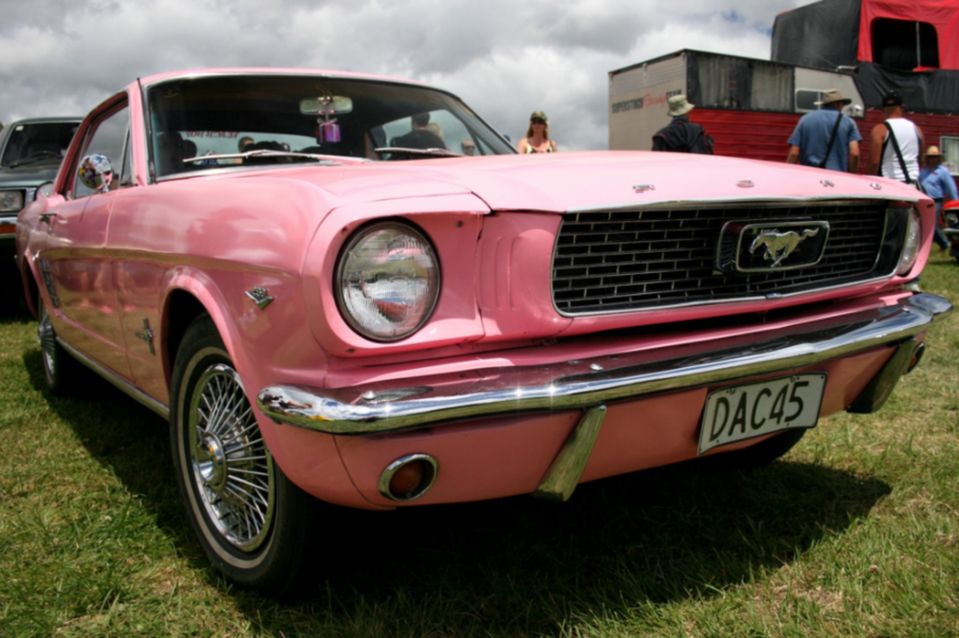 Różowe samochody sportowe Ford Mustang