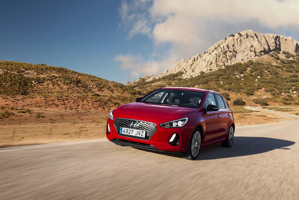 Nowy Hyundai i30 dołączył również do czołówki w zakresie systemów bezpieczeństwa i wspomagania jazdy. Są na pokładzie wszystkie, które znamy z konkurencji, w tym kapitalnie utrzymujący tor jazdy asystent pasa ruchu. Na liście wyposażenia znalazły się także reflektory diodowe.