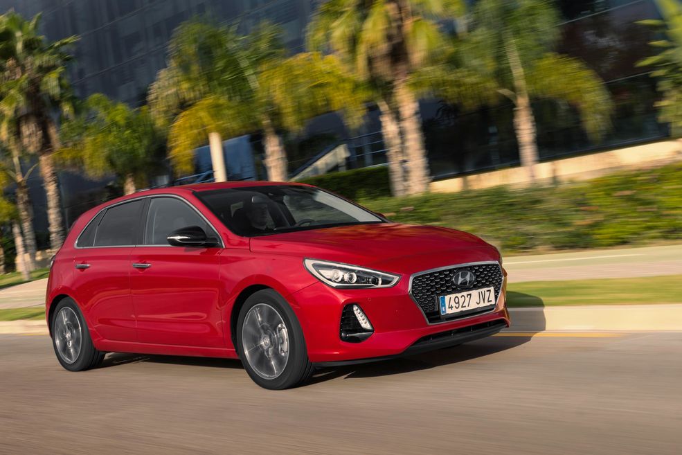 Podsumowując, Hyundai i30 stworzył nowoczesnego hatchbacka, który śmiało może wziąć udział w pojedynku z najmocniejszymi rywalami segmentu C. Jego jedyną, sporą wadą, jest ciasna kabina z tyłu, ale obecnie nie przywiązuje się już takiej uwagi do tego obszaru. Kompaktami zwykle podróżują maksimum dwie osoby, ewentualnie z dziećmi. Więcej przestrzeni poświęcono za to bagażnikowi, a uwagę konstruktorów zwrócono na prowadzenie, które można uznać za największy przełom w tym modelu.