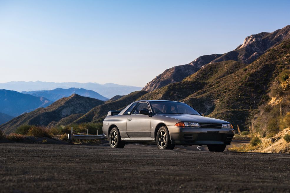 Nissan Skyline GT-R vel Godzilla. To dzięki modelowi R32 Skyline zyskał sobie taki przydomek. Niepokonany w japońskich wyścigach samochód stał się obiektem kultu. Teoretycznie bazuje na zwyczajnym rodzinnym sedanie, którego przeobrażono w coupé z doładowanym silnikiem 6-cylindrowym, rzędowym, który zasilał w moment obrotowy wszystkie cztery koła. To jednak nie był standard, choć w Europie Skyline GT-R kojarzy się wyłącznie z czteronapędową wersją.