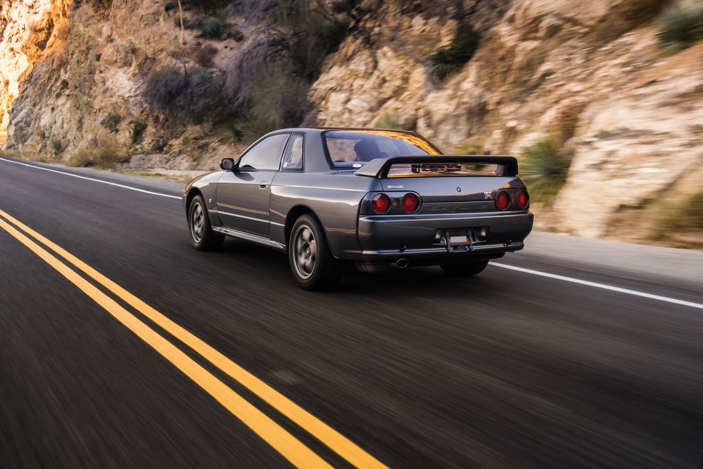 Skyline GT-R nie wygląda szczególnie imponująco, ale technicznie to kolejne arcydzieło Japończyków. W przeciwieństwie do Mitsubishi 3000GT niezwykle wydajne, co pokazał właśnie w wyścigach w latach 89-93. W JTCC wygrał wszystkie w jakich wziął udział w tym okresie. R32 zadebiutował w 1989 roku, królował nie tylko na torach, ale i na japońskich szosach w latach 90., wraz ze swoim następcą R33. Miał wydajny napęd na cztery koła, w niektórych odmianach system czterech kół skrętnych HICAS i słynny silnik rzędowy RB26DETT z dwiema turbosprężarkami o mocy 280 KM. W ostatnim stadium rozwoju GT-R V–Spec i V–Spec II otrzymał aktywny dyferencjał tylny.