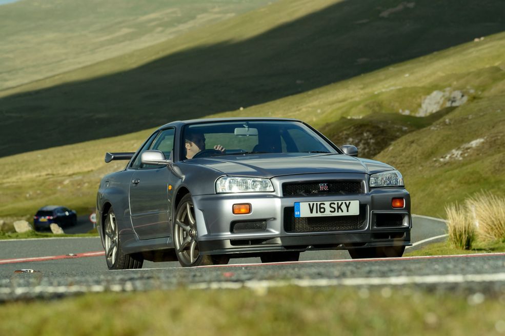 Szczytowym modelem Skyline był GT-R na bazie generacji R34. Zmiany wizualne po raz kolejny były dość duże, ale technicznie samochód korzystał ze wszystkich sprawdzonych rozwiązań swoich dwóch poprzedników. Nawet oficjalnie osiągał moc około 330 KM i moment obrotowy prawie 400 Nm, choć w katalogach pozostało tradycyjne dla japończyków 280 KM. Samochód debiutował pod koniec lat 90., konkretnie w 1999 roku i był ostatnim Skylinem z serii GT-R. W przeciwieństwie do poprzedników, nie był tak chętnie modyfikowany przez Nismo, a wersje wyścigowe mocniej różniły się od samochodu seryjnego. Było jednak dużo ciekawych wersji, m. in. Nür osiągający prędkość 300 km/h, N1 ogołocony do maksimum, ale za to lżejszy czy M-Spec z elektronicznie sterowanym zawieszeniem. Nissan Skyline GT-R jest prekursorem obecnego Nissana GT-R.