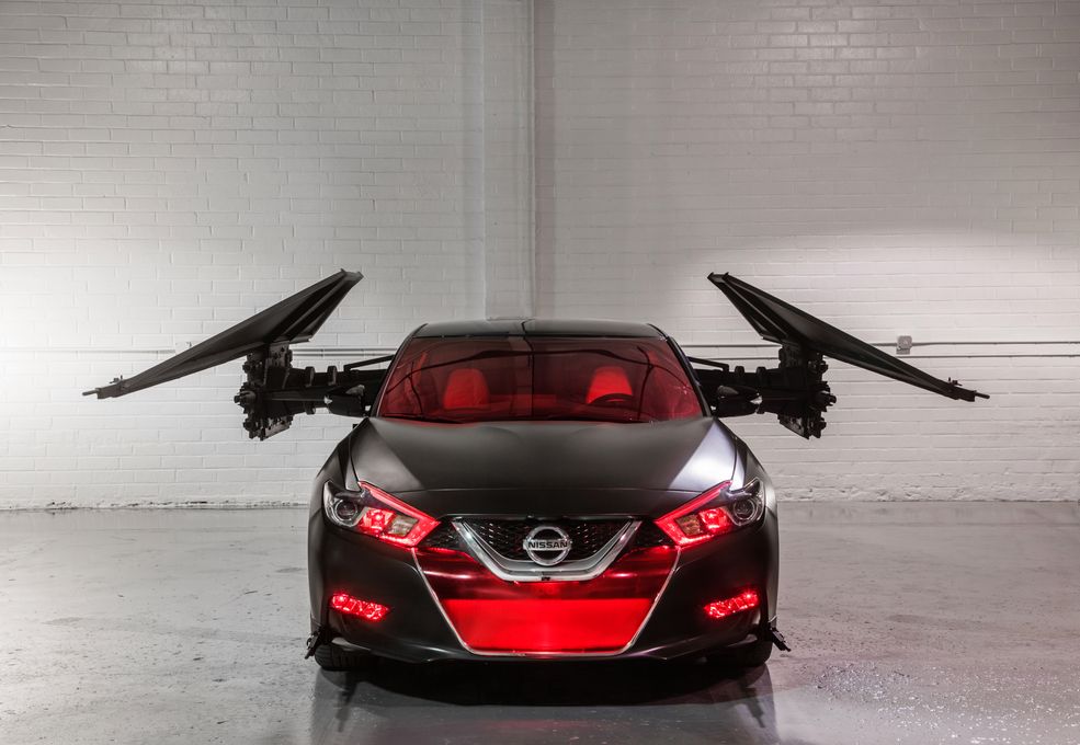 Jednym z nowych statków w "Ostatnim Jedi" jest TIE Silencer. W jego rolę wcielił się Nissan Maxima.