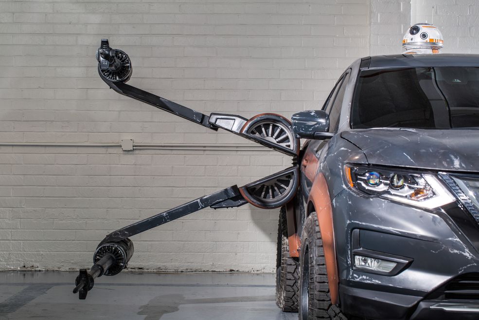 Znany w Polsce jako X-Trail SUV dostał skrzydła, które rozpozna każdy, kto choć raz widział X-Winga. Na dachu znalazło się nawet miejsce na BB-8.