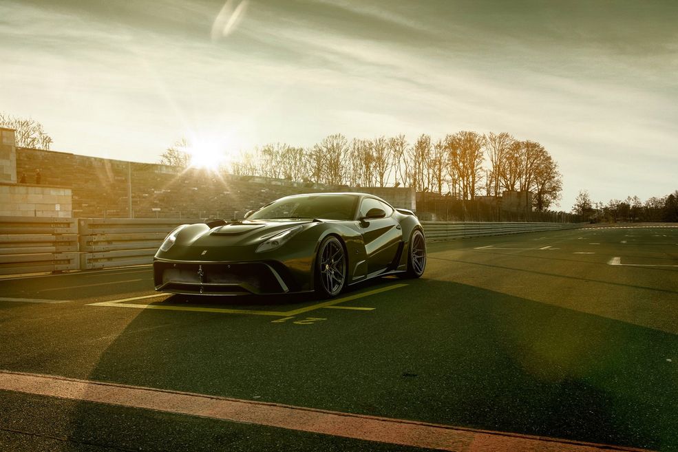 W końcu dochodzimy do bohatera dzisiejszego testu. Jest to N-Largo S, czyli limitowana wersja ekstremalnego pakietu dla Ferrari F12berlinetta. Ma powstać jedynie 11 egzemplarzy tego pojazdu. Ile koni więcej Novitec wycisnął z tej maszyny? Cóż, tuner uznał, że 781 KM i 722 Nm to wystarczające parametry, więc pozostał przy tym pułapie.