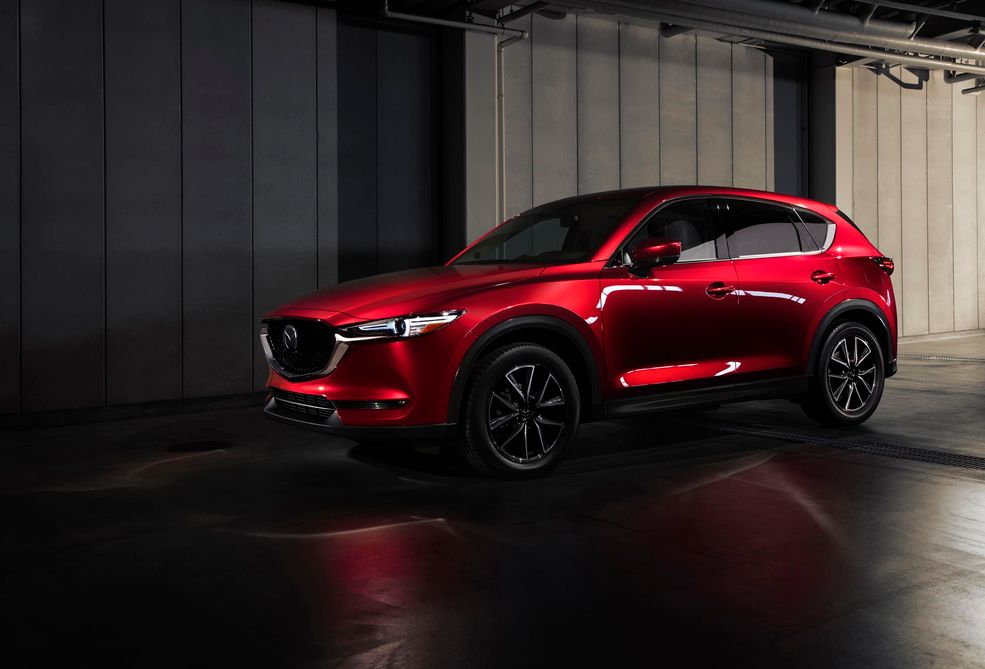 Facelifting w pełnym znaczeniu tego słowa, choć równie dobrze tę Mazdę CX-5 można nazwać nową. Sylwetka została zachowana, ale niemal każdy element nadwozia uległ zmianom. Najbardziej wyraźnym przedni pas, który zyskał nowy grill oraz światła poprowadzone w inny sposób niż dotychczas. Reflektory nie tworzą już integralnej, a raczej oddzielną część pasa, natomiast dolna, chromowana listwa grilla wygląda tak, jakby je podtrzymywała.