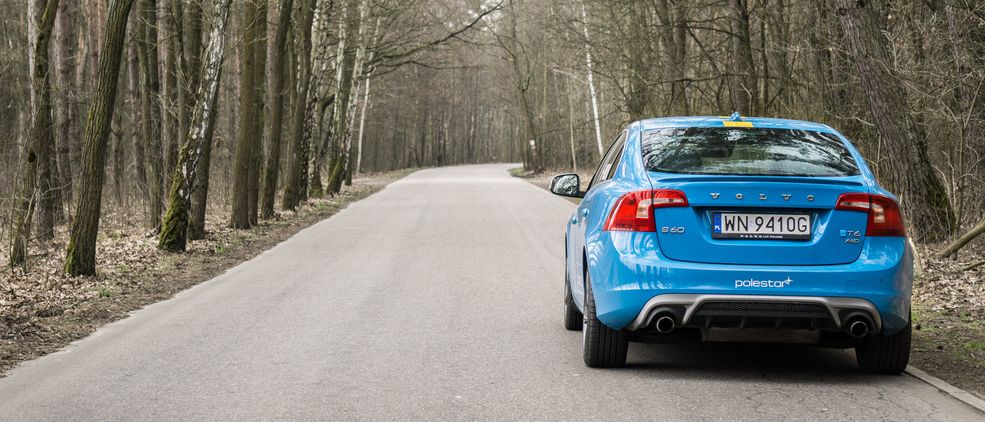 Volvo S60 T6 AWD z pakietem Polestar, z tyłu prezentuje się całkiem zadziornie, chociaż technicznie do wersji Polestar sporo mu brakuje.