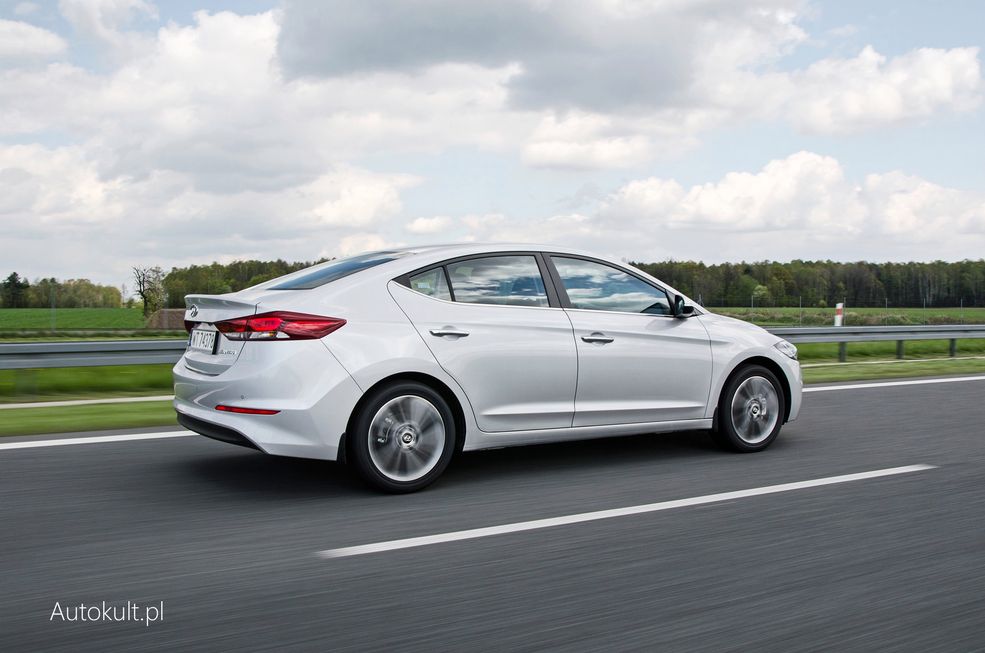 Nowy Hyundai Elantra 1.6 MPI (2016) zdjęcia, wnętrze