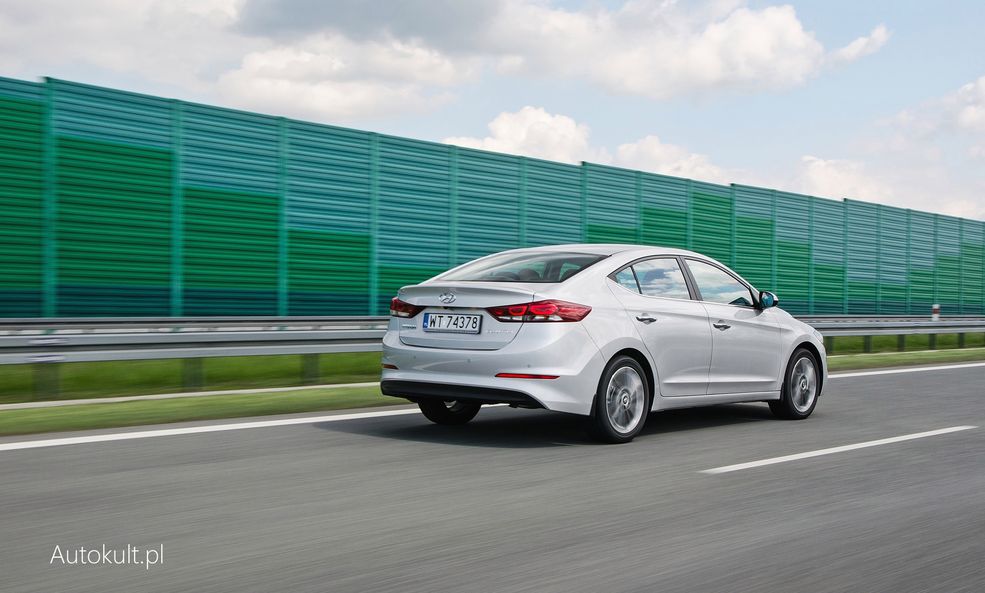 Nowy Hyundai Elantra 1.6 MPI (2016) zdjęcia, wnętrze